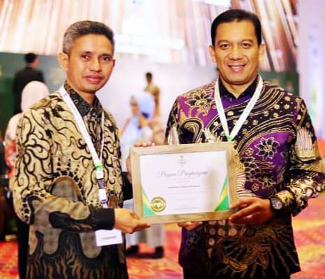 Pj Wako Sonny poto bareng Ketua Baznas Padang Panjang, Samsuarni, usai terima penghargaan Baznas Award 2024 dari Baznas RI, Kamis (29/2/2024) di hotel Bidakara Jakarta.